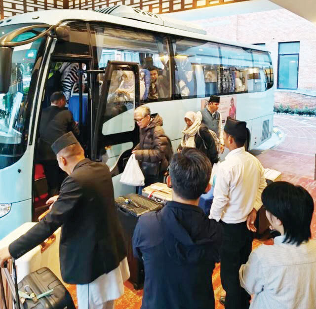 DIPULANGKAN— WNI bersiap dipulangkan dari Nepal di tengah aksi demonstrasi yang menggulingkan pemerintah negara tersebut.