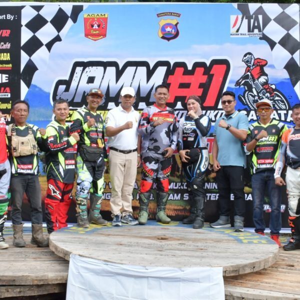 Jelajah Alam Muko-Muko #1 Resmi Dibuka, Ratusan Offroader Taklukan Jalur Ekstrem 1 JELAJAH ALAM— Bupati Agam, diwakili Sekda Mhd Luthfi AR, secara resmi membuka dan melepas para offroader Jelajah Alam Muko-muko (JAMM) #1, yang digelar Gabungan Rang Agam Trail Adventure (GRATA), di Taman Wisata Muko-muko, Kecamatan Tanjung Raya, Minggu (14/9).