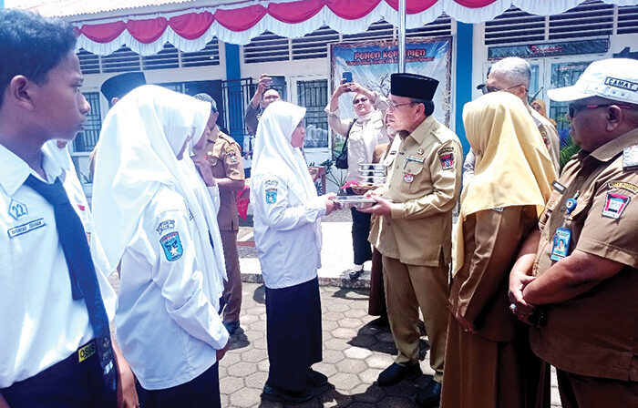 Wawako Padang Minta SPPG Perhatikan Selera Siswa Penerima MBG, Cakupan Penerima Capai 32.000 Orang, Aspek Kesehatan Diprioritaskan 1 LAUNCHING MBG— Wakil Wali Kota Padang, Maigus Nasir melaunching program MBG di SMPN 22 dan SMPN 30 Padang, Senin (15/9). Wawako meminta pengelola SPPG memastikan menu yang akan diberikan tersebut dapat dirasakan secara maksimal oleh siswa.