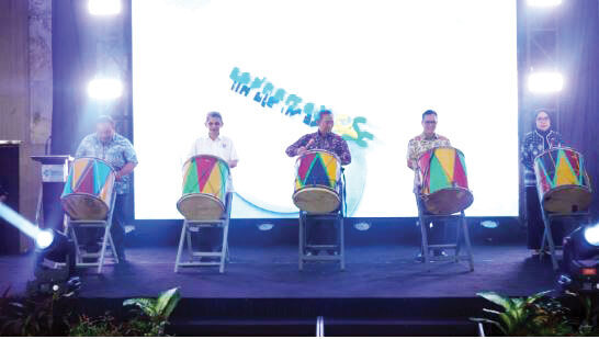 Tonggak Sejarah Kesehatan Sumbar, RSUP Dr. M. Djamil Resmikan Unit Transplantasi Ginjal 1 PEMUKULAN TABUH— Peresmian Unit Transplantasi Ginjal ditandai dengan pemukulan tabuh oleh Dirjen Kesehatan Lanjutan Kemenkes, Azhar Jaya, Ketua Dewan Pengawas RSUP Dr. M. Djamil, Arianti Anaya, Dirut RSUP Dr. M. Djamil, Dovy Djanas, pencetus Transplantasi Ginjal Yusirwan Yusuf, dan Ketua Tim Transplantasi Ginjal Harnavi Harun.