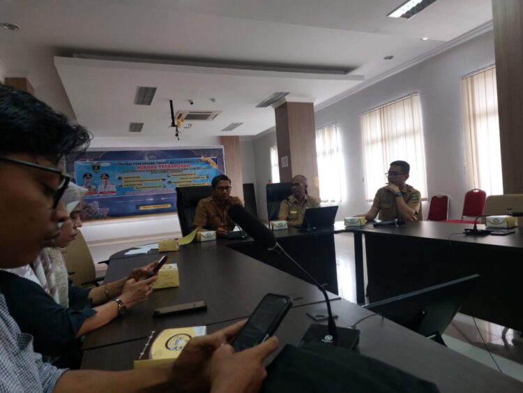 PT Hitay Daya Energi Lanjutkan Proyek Panas Bumi di Gunung Talang 1 Kepala Dinas ESDM Sumbar, Helmi saat silaturahmi dengan awak media, Senin (22/9) di Kantor Dinas ESDM Sumbar.