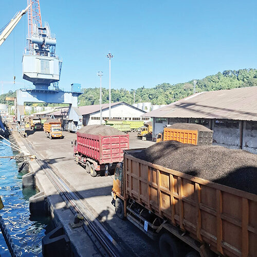 12.000 Ton Cangkang Sawit Sumbar Lolos Karantina ke Jepang 1 EKSPOR CANGKANG SAWIT— Karantina Sumbar kembali mencatatkan capaian positif di sektor ekspor. Sebanyak 12.000 ton cangkang inti sawit berhasil difasilitasi untuk dikirim ke Jepang dengan nilai transaksi mencapai USD 960.000 atau setara Rp15,6 miliar.