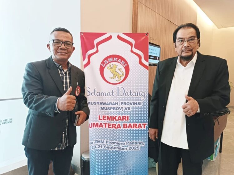KOMPAK— Ketua Panitia Musprov Lemkari Sumbar ke-7, Agusmardi (kanan) bersama Ketua Dewan Penasehat PB Lemkari, Leonardy Harmainy, usai pelaksanaan Musprov ke-7, Minggu (21/9).