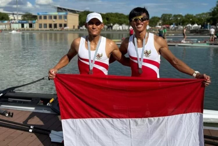 CETAK SEJARAH— Duet Ali Mardiansyah/Rafiq Wirdan Yasir berhasil meraih medali perak Kejuaraan Dunia Dayung 2025 di nomor Lightweight Women’s Double Sculls (LM2x).
