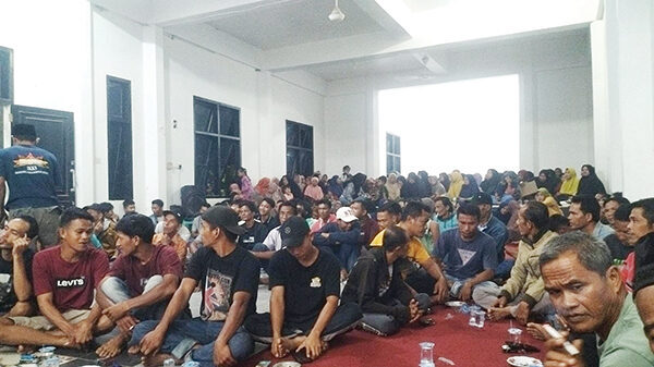 RAPAT— Masyarakat Jorong Kampung Surau, Nagari Gunung Selasih, Kabupaten Dharmasraya mengadakan rapat.