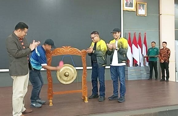PUKUL GONG— Kapolda Sumbar, Irjen Pol Dr. Drs. Gatot Tri Suryanta, M.Si., CSFA, menabuh gong tanda dimulainya kejuaraan yang digelar dalam rangka memeriahkan Hari Jadi Provinsi Sumatera Barat ke-80.