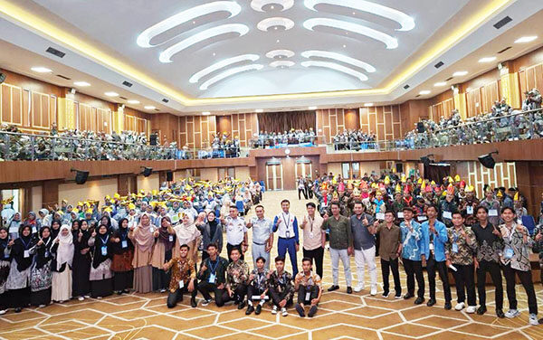 Di Jalan Fokus, Kuliah Mulus, Honda Hayati Gencarkan Kampanye Cari Aman dalam Berkendara 1 SEMINAR SAFETY RIDING— PT. Hayati Pratama Mandiri (HPM) selaku main dealer sepeda motor Honda Sumbar, berkolaborasi dengan Dishub Sumbar serta PT. Jasa Raharja menggelar seminar Safety Riding untuk mahasiswa dan mahasiswi Universitas Adzkia, Selasa (23/9).