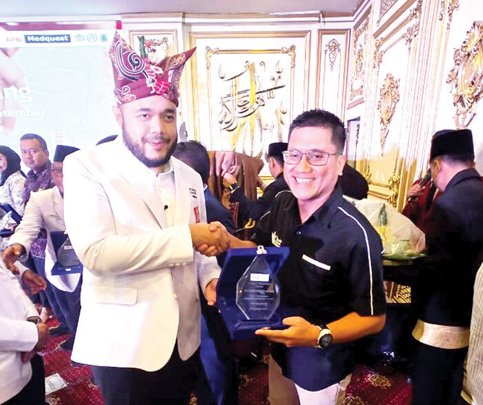 PENGGERAK DONOR DARAH— General Manager PT. HPM, Hendri Faezal menerima plakat penghargaan dari Wali Kota Padang, Fadly Amran, sebagai salah satu dari 17 Penggerak Donor Darah periode 2024–2025, dalam rangka peringatan HUT ke-80 PMI di Auditorium Universitas Baiturrahmah, Rabu (17/9).