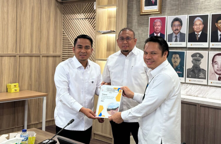 Demi Pembangunan Daerah, Wako Ramadhani Terus Berjuang dapatkan Perhatian Pemerintah Pusat 1 KUNJUNGI KEMENTERIAN PU— Wako Solok Ramadhani Kurana Putra bersama Wakil Ketua Komisi VI DPR RI, Andre Rosiade, menyerahkan proposal kegiatan, di Ruang Rapat Ditjen Bina Marga Kementerian PUPR.