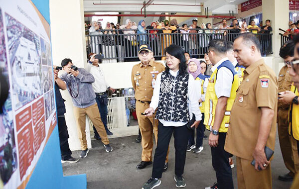 DATANGI FASE VII— Wamen PU RI Diana Kusumastuti meninjau Pasar Raya Padang Fase VII, didampingi Sekretaris Daerah Kota Padang Andree Algamar, Senin (29/9).