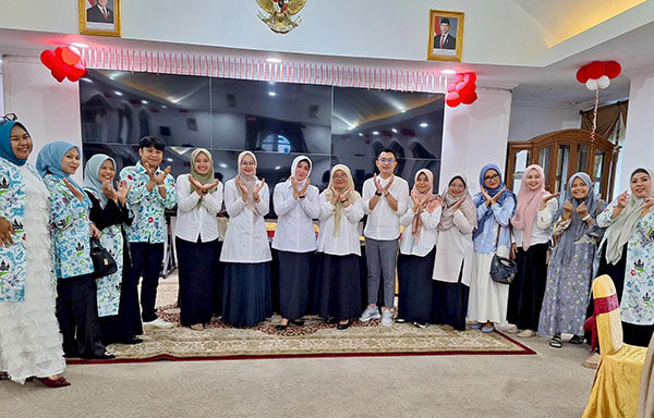 RAPAT PERSIAPAN— Dekranasda Kota Padangpanjang menggelar rapat persiapan pengembangan event kerajinan daerah tahun 2025 di Pendopo Rumah Dinas Wali Kota.