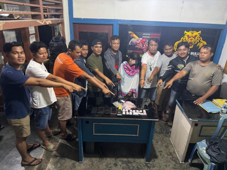 Emak-emak Nekat jadi Bandar Sabu, 15 Paket Disita Polisi 1 SABU-Pelaku YI yang diduga sebagai bandar sabu diamankan jajaran Polsek Pancung Soal.