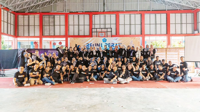 Menjalin Silaturahmi dan Membangun Jejaring Baru, Reuni Perak Smantri Padang 2000 Meriah Penuh Nostalgia 1 REUNI PERAK IKASMANTRI— Reuni perak 25 tahun Alumni SMA Negeri 3 Padang Angkatan 2000, berlangsung penuh keakraban dan dihadiri para alumni yang tersebar di seluruh Indonesia. Reuni perak digelar selama dua hari, pada Sabtu dan Minggu (6-7/9/2025), di Aula SMAN 3 Padang.