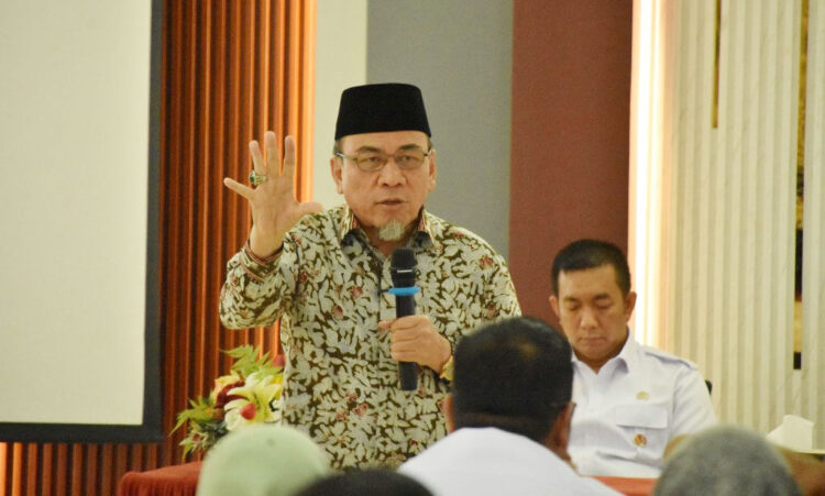 PENURUNAN ANGKA KEMISKINAN— Wakil Wali Kota Padang, Maigus Nasir memberikan arahan saat memimpin Rapat Koordinasi Penurunan Angka Kemiskinan di Aula Dinas Kesehatan Kota Padang, Rabu (10/9).