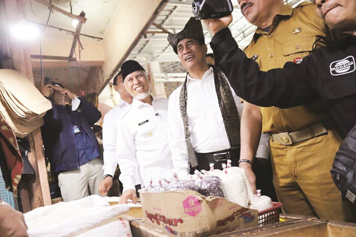 Kunjungi Pasar Lubuk Buaya, Mentan Pastikan Harga Pangan Stabil, Pemerintah Masifkan Beras SPHP untuk Jaga Harga 1 TINJAU PASAR LUBUK BUAYA— Menteri Pertanian Amran Sulaiman didampingi Gubernur Sumatera Barat Mahyeldi Ansharullah, Wali Kota Padang Fadly Amran, mengunjungi Pasar Lubuk Buaya, untuk memantau langsung kondisi pasar serta meninjau harga dan pasokan bahan pokok, Selasa (16/9) pagi.