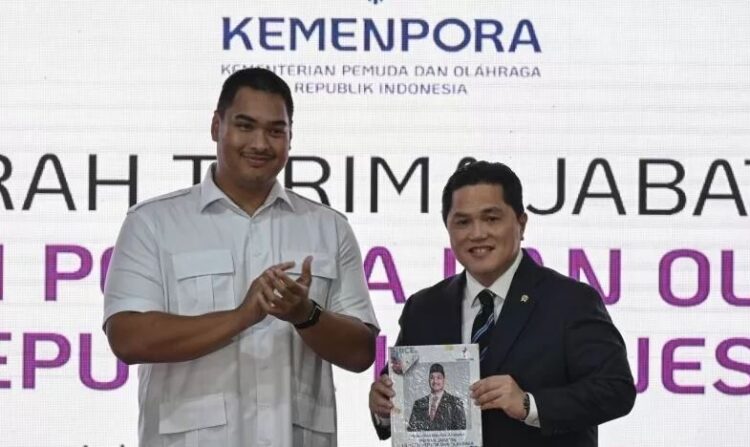 SERTIJAB— Menteri Pemuda dan Olahraga Erick Thohir (kanan) menerima memori jabatan dari pejabat lama Dito Ariotedjo (kiri) usai penandatanganan naskah serah terima jabatan di Kantor Kemenpora.