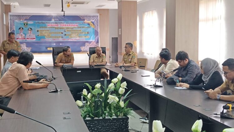 Memiliki Potensi Cukup Besar, Pemanfaatan Energi Baru Terbarukan di Sumbar Tidak Maksimal 1 Kepala Dinas ESDM Sumbar, Helmi saat silaturahmi dengan awak media, Senin (22/9) di Kantor Dinas ESDM Sumbar. Foto: Budi Sanjaya/Biro Adpim Sumbar
