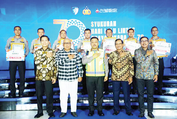 FOTO BERSAMA— Kakorlantas Polri Irjen Pol Agus Suryonugroho bersama para mantan pejabat Korlantas Polri terdahulu.