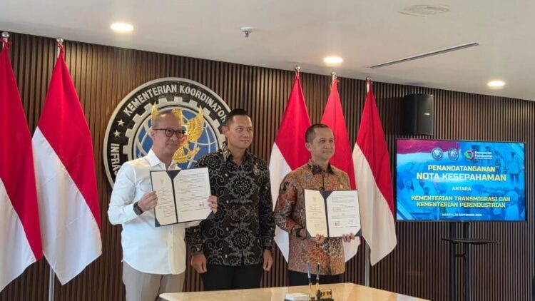 Kementerian Transmigrasi Gandeng Kemenperin, Perkuat Kerja Sama Guna Lahirkan Pusat Pertumbuhan Ekonomi Baru di Daerah 1 KERJASAMA— Penandatanganan Nota Kesepahaman oleh Mentrans Muhammad Iftitah Sulaeman bersama dengan Menperin Agus Gumiwang Kartasasmita, disaksikan Menko bidang IPK Agus Harimurti Yudhoyono.