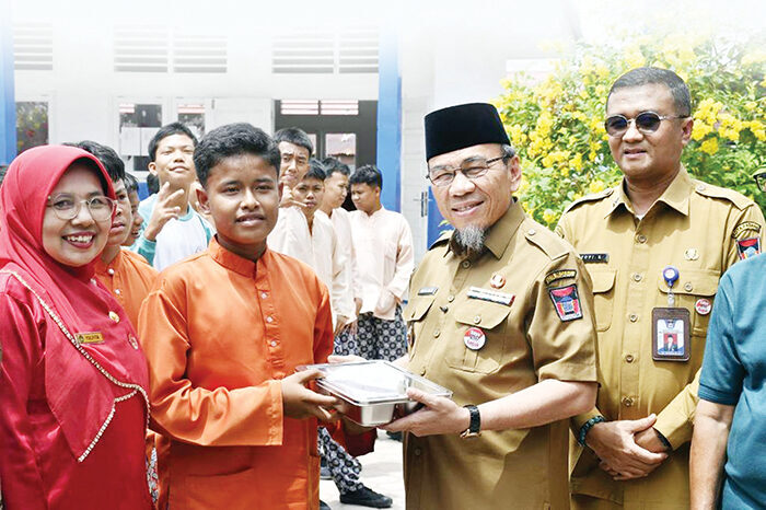Makanannya Enak, Siswa SMPN 40 Nikmati MBG Perdana, SPPG Pastikan Makanan yang Disajikan Tetap higienis dan Terjaga 1 MBG PERDANA— Siswa dan siswi SMPN 40 Padang, menerima MBG perdana di sekolah mereka, Selasa (2/9). Launching MBG ini dilakukan oleh Wakil Wali Kota Padang Maigus Nasir.