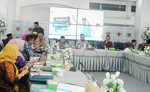 PEMBAHASAN PROGUL— Wako Padang Fadly Amran, Wawako Maigus Nasir membahas membahas progul Smart Surau pada saat kegiatan retret di Gedung Putih Rumah Dinas Wali Kota Padang, Kamis (18/9).