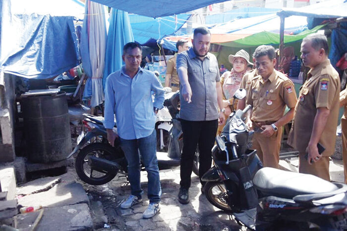 Berstandar SNI, Pemko Kebut Revitalisasi Pasar Raya dan Pasar Ulak Karang 1 REVITALISASI PASAR— Wali Kota Padang, Fadly Amran meninjau pelaksanaan proyek revitalisasi di Pasar Raya Padang, yang dimulai dari Blok A dan juga revitalisasi Pasar Ulak Karang, Selasa (9/9).