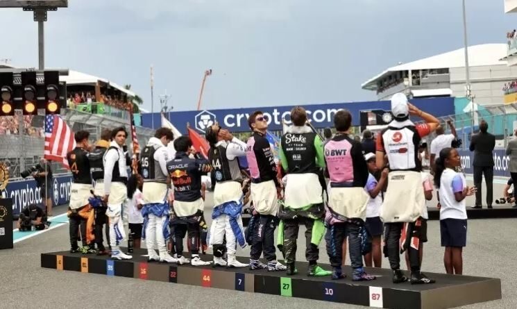 UPACARA PRA BALAPAN— Suasana pra-balapan di Formula 1.