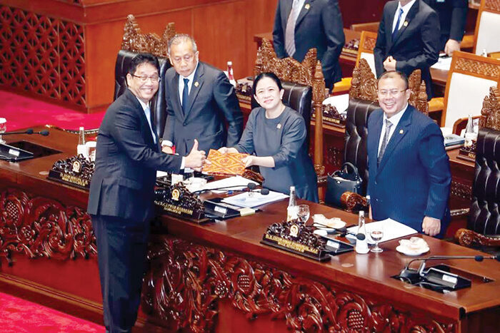 DPR Resmi Sahkan RAPBN 2026 jadi UU, Belanja Negara Habiskan Anggaran Rp 3.842,7 Triliun 1 PENDAPAT AKHIR— Ketua DPR RI Puan Maharani saat menerima pendapat akhir pemerintah terkait APBN 2026 dari Menteri Keuangan Purbaya Yudhi Sadewa di Kompleks Parlemen, Senayan, Jakarta, Selasa (23/9).