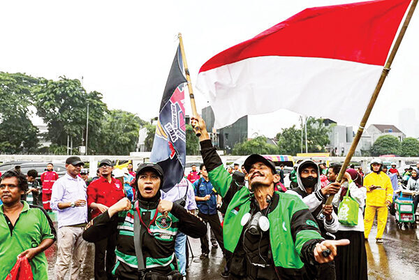 SPAI Desak Ojol, Taksol, dan Kurir Diakui dalam RUU Ketenagakerjaan 1 UNJUK RASA— Sejumlah pengemudi ojek online (ojol) melakukan unjuk rasa di depan Gedung DPR RI, Jakarta.