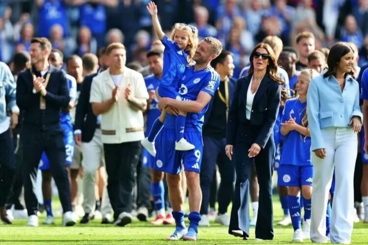Jamie Vardy Main Bareng Emil Audero di Cremonese, Suporter Sambut Hangat Kedatangan Sang Legenda Leicester 1 PERPISAHAN— Jamie Vardy bersama keluarganya menjalani proses perpisahan bersama Leicester City.