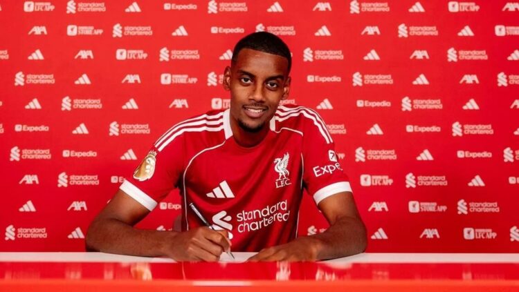 Premier League Pecahkan Rekor Belanja Transfer, Liverpool jadi Sorotan Utama 1 TANDATANGAN KONTRAK— Alexander Isak menandatangani kontrak bersama Liverpool.