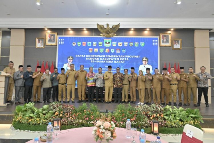 Wujudkan Progul Gerak Cepat Sumbar Responsif, Pemprov Perkuat Komitmen Daerah Terapkan Standar Pelayanan Minimal 1 Gubernur Sumbar Mahyeldi Mahyeldi saat membuka Rakor Penerapan SPM di Seluruh Daerah di Sumbar secara resmi di Auditorium Gubernuran Sumbar, Selasa (5/8).