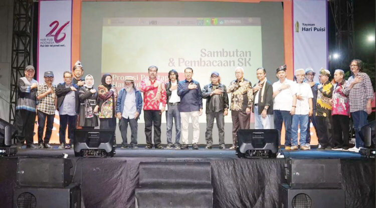 BERSAMA PENYAIR— Menteri Kebudayaan Fadli Zon bersama para penyair beberapa waktu yang lalu.