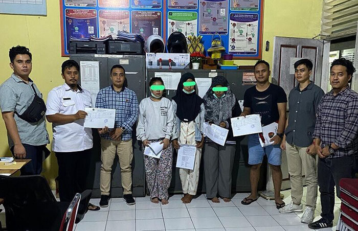 Tiga Wanita Muda ‘Tilap’ Uang Perusahaan, Modusnya Kredit Fiktif hingga Uang Cicilan Nasabah Tak Disetor 1 PENGGELAPAN—Tiga wanita muda yang menilap uang perusahaan ditangkap Tim Sateskrim Polres Solok Kota.