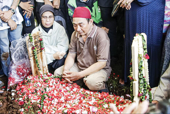 Grab Tanggung Biaya Pengobatan dan Santunan Mitra yang Jadi Korban Demo di Jakarta 1 TABUR BUNGA— Keluarga pengemudi ojek online Affan Kurniawan menaburkan bunga di TPU Karet Bivak di Jakarta, Jumat (29/8).