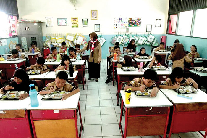 Program MBG Sudah Jangkau Anak-Anak TK, Warganet Berharap Bisa Jadi Generasi Emas 1 ILUSTRASI— Siswa saat menyantap makanan pada program Makan Bergizi Gratis (MBG).