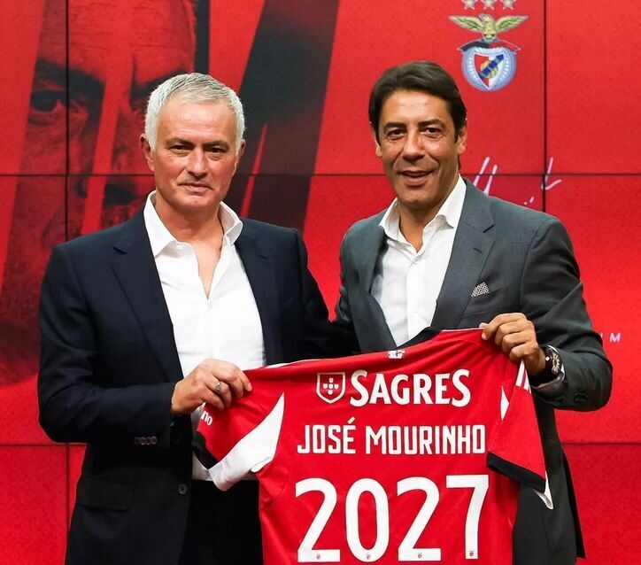 RESMI— Jose Mourinho akhirnya resmi kembali ke tanah kelahirannya. Pelatih berusia 62 tahun itu diumumkan sebagai manajer baru Benfica dengan kontrak hingga musim panas 2027.