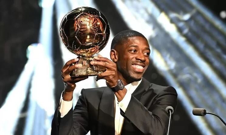 PENGHARGAAN— Malam penghargaan Ballon d’Or 2025 menjadi momen bersejarah bagi winger Paris Saint-Germain (PSG), Ousmane Dembele. Pemain berusia 28 tahun itu resmi dinobatkan sebagai pemain terbaik dunia, sekaligus menjadi pesepak bola Prancis keenam yang meraih trofi bergengsi tersebut.