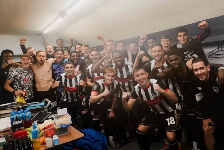 Menang Lawan MU, Kalah Lawan Waktu, Grimsby Didenda Karena Terlambat 1 Menit 1 SELEBRASI— Perayaan di ruang ganti usai Grimsby Town berhasil menyingkirkan Manchester United di ajang Carabao Cup.