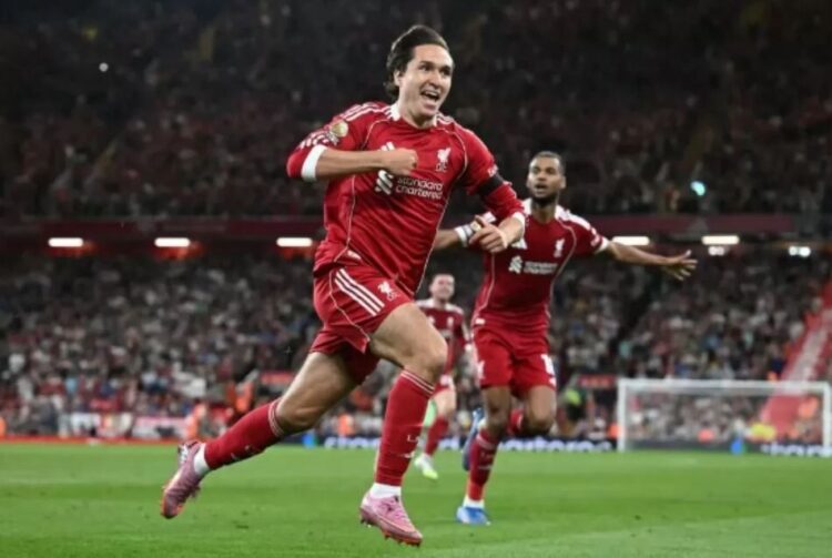 SELEBRASI— Federico Chiesa merayakan gol penentu kemenangan Liverpool di Anfield, didedikasikan untuk mengenang Diogo Jota.