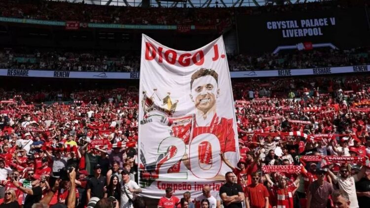 Penghormatan Abadi, Presiden Portugal Anugerahi Jota dan Costa Ordem de Mérito 1 PENGHORMATAN— Banner penghormatan untuk Jota dari suporter Liverpool.