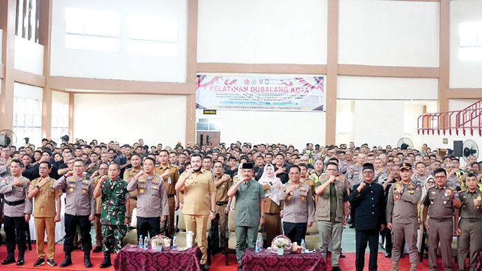 Ratusan Dubalang Kota Padang Digembleng di SPN Polda Sumbar 1 PELATIHAN DUBALANG— Wali Kota Padang, Fadly Amran, membuka pelatihan untuk 208 Dubalang Kota di Sekolah Polisi Negara (SPN) Polda Sumbar, Selasa (2/9). Pelatihan akan berlangsung hingga 4 September.