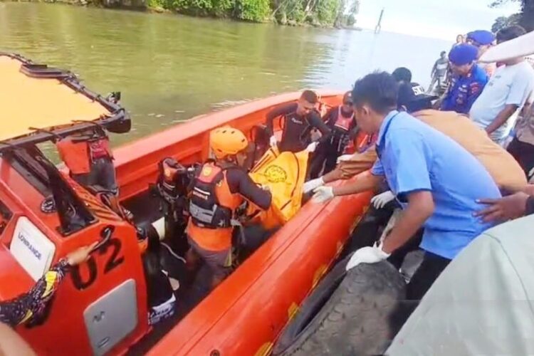 Tragedi Perahu Terbalik di Perairan Pulau Pisang Gadang, 2 Nelayan Tewas, 1 Selamat, Gegara Diterjang Badai dan Gelombang Tinggi 1 NELAYAN TEWAS— Tim SAR gabungan mengevakuasi jenazah dua nelayan yang tewas akibat perahunya terbalik di Perairan Pulau Pisang Gadang, Kota Padang.