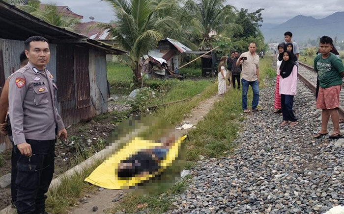 TERTABRAK— Polisi bersama warga mengevakuasi sepasang kekasih yang tertabrak kendaraan pemeriksa jalur kereta api di Korong Rimbo Panjang, Nagari Sungai Abang, Kecamatan Lubuk Alung, Kabupaten Padangpariaman.