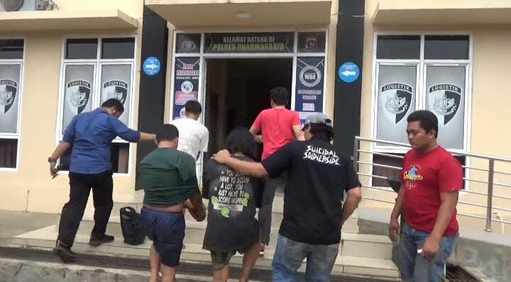 PENEGEDAR— Tiga pengedar ditangkap Tim Satresnarkoba Polres Dharmasraya.