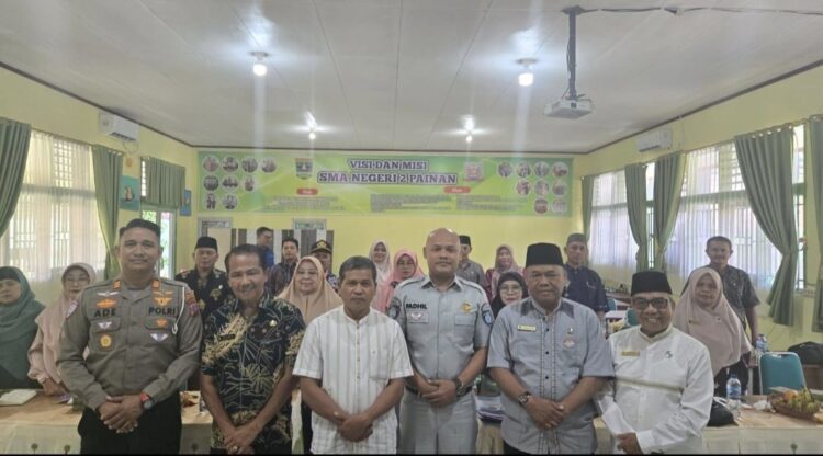 SOSIALISASI TERTIB LALIN— Kasat Lantas Polres Pesisir Selatan AKP Ade Hendra, SH.,MH turun ke SMAN 2 Painan melakukan sosialisasi tertib lalu lintas untuk kalangan pelajar, Jumat (19/9).