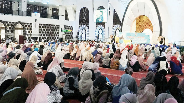 Peringatan Maulid Nabi 1447 H, ASN Pemko Padang Didorong Hidupkan Peran Masjid dan Surau 1 TABLIGH AKBAR— Wakil Wali Kota Padang, Maigus Nasir dan juga ribuan ASN Pemko Padang menghadiri Tabligh Akbar peringatan Maulid Nabi Muhammad SAW 1447 H di Masjid Raya Syekh Ahmad Khatib Al Minangkabawi, Jumat (12/9).