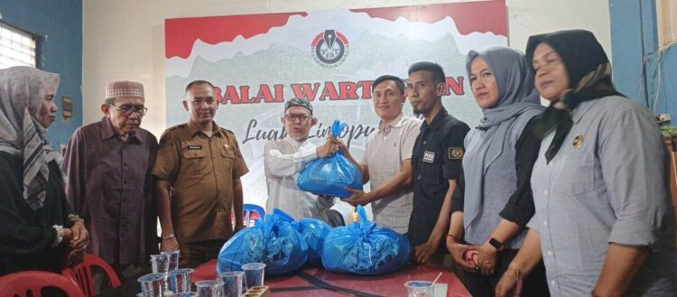 SERAHKAN BANTUAN— Koordinator Aksi Solidaritas Penggalangan Donasi BW Luak Limopuluah, Aking Romi Yunanda,dan kawan-kawan wartawan saat menyerahkan paket sembako kepada IP3 Pasar Payakumbuh.