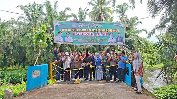 Bupati Resmikan Jembatan Desa di Nagari Lingkua Aua Bandarejo, Akses Penting Menghubungkan Kawasan Nagari dengan Jalan Spirok 1 Akses Penting Menghubungkan Kawasan Nagari dengan Jalan Spirok