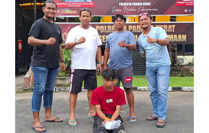 PEMERASAN— Pelaku AHS (20) yang melakukan pemerasan terhadap mahasiswi ditangkap Tim Klewang Polresta Padang.